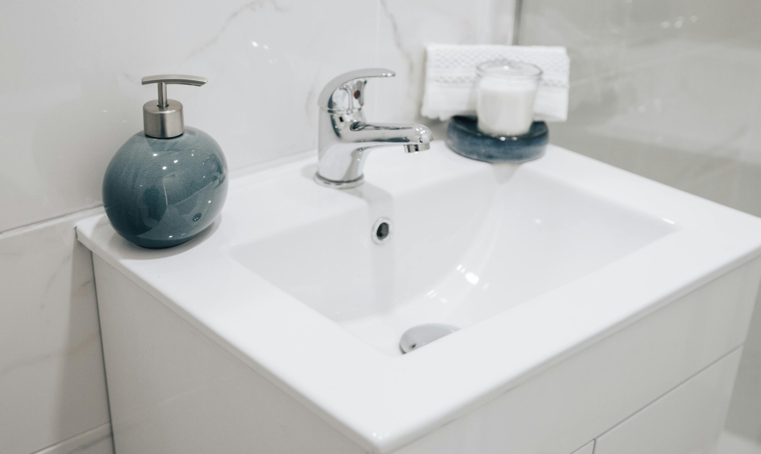 Déboucher son lavabo de manière écologique