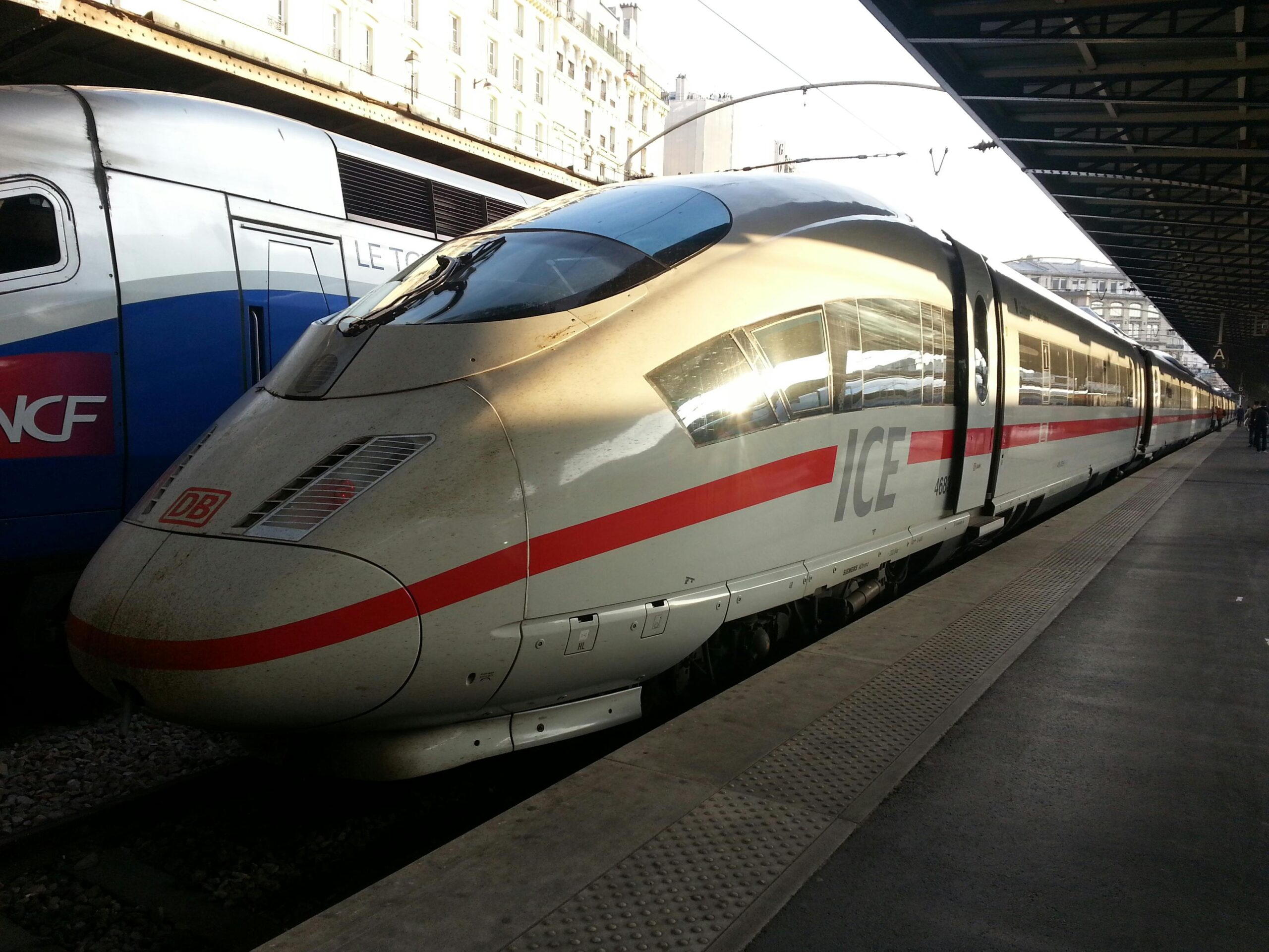 Renforcement des transports durables : des pistes cyclables et trolleybus, tram, train, TGV